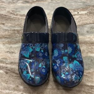 Wonderworks by Dansco- blue and teal nursing shoes